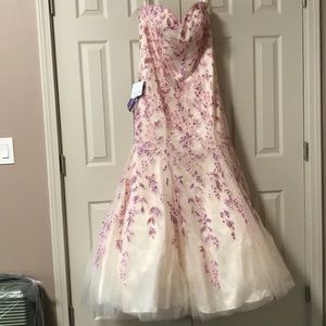 Prom dress never worn with tag on it